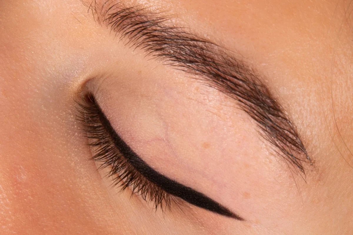 Comment dessiner un trait d'eye-liner ? - Charlotte Bio
