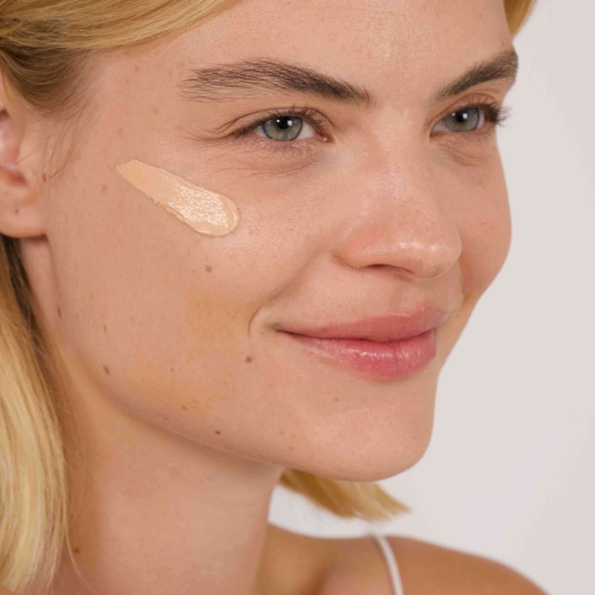 3701399702281-La CC crème BIO Light - Peaux claires - Charlotte Bio Image